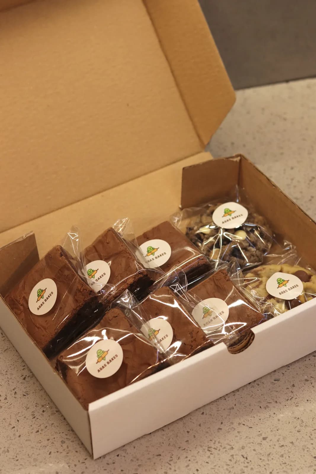 Seleção de brownies e cookies